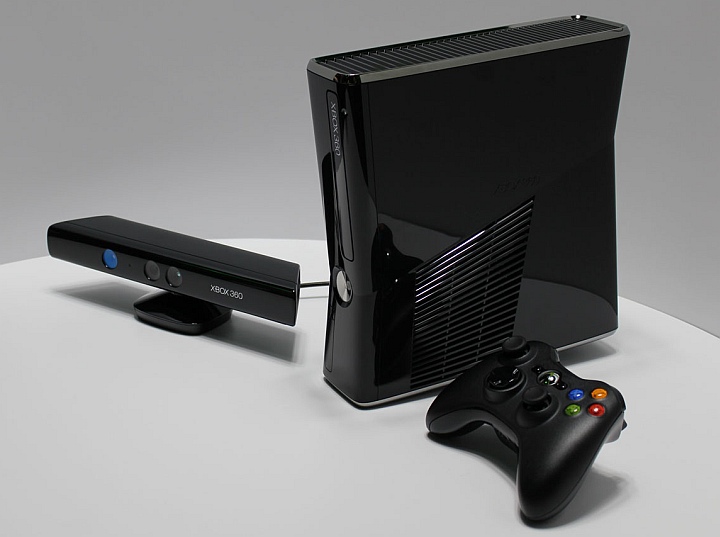 Игровая консоль Microsoft Xbox 360 Slim с контроллером Kinect (фото: xboxfreedom.com)