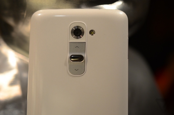 LG официально анонсирует новый 5,2’’ флагман — G2